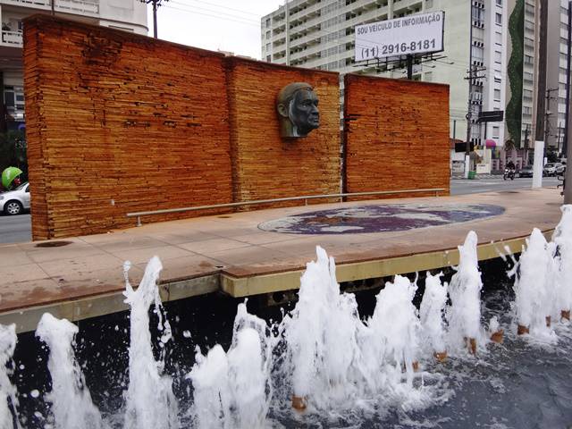 Monumento na Av. Pres. Wilson, em Santos.