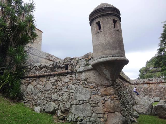 Muralha e guarita (sentinela) da Fortaleza de São José da Ponta Grossa.