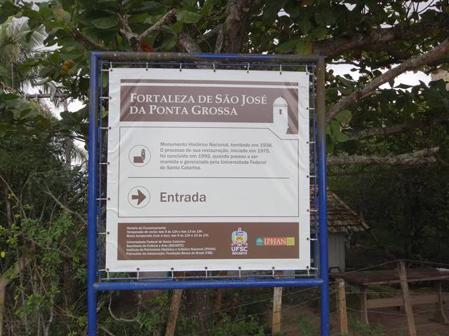 Placa indicando a entrada da fortaleza.