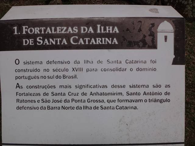 Placas descritivas contando a história da Fortaleza estão por toda a parte.