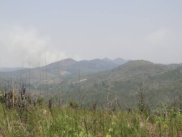 Paisagem esfumaçada do alto da serra.