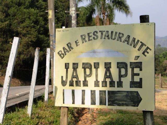 Placa do Japiapé na lateral da estrada.