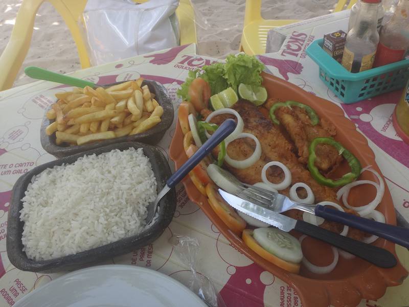 Hora do almoço: peixe com arroz e fritas.