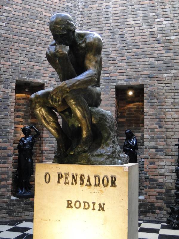 O Pensador, de Rodin, no Instituto Ricardo Brennand.