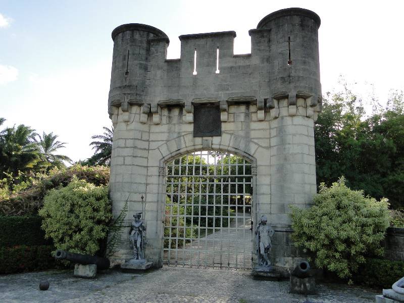 Portão Medieval ladeado por leões.
