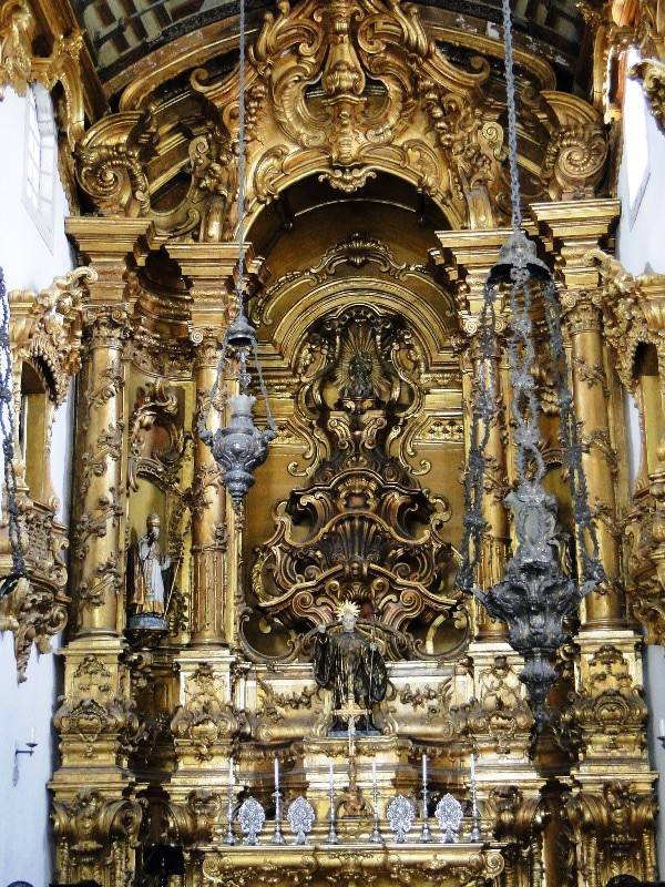 Altar do Mosteiro de São Bento, em Olinda, pesando 11 toneladas.