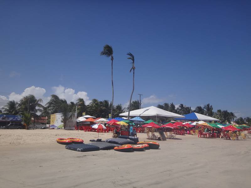 Aluguel de colchões infláveis, na Praia de Tamandaré.