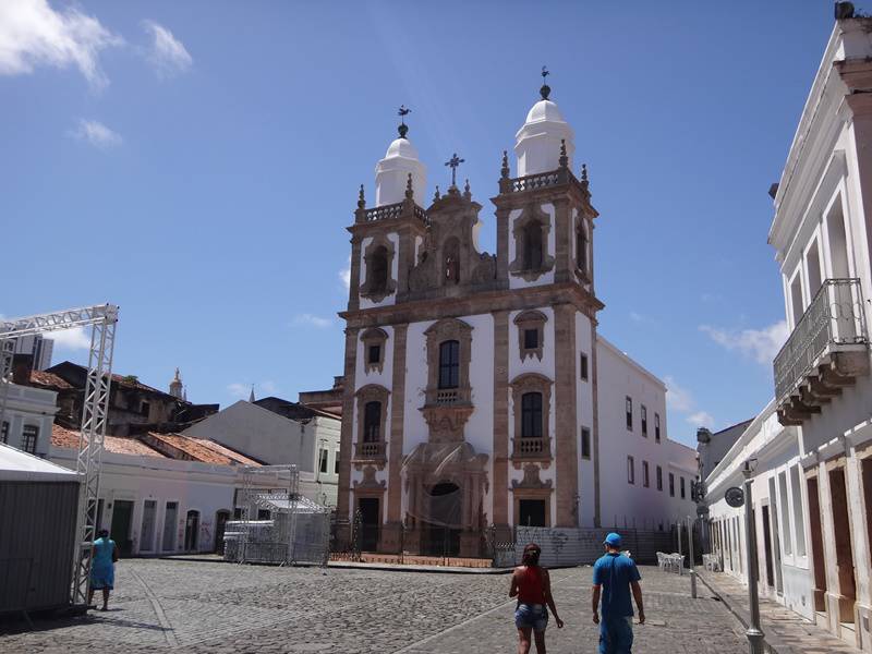 Pátio e Igreja de São José.