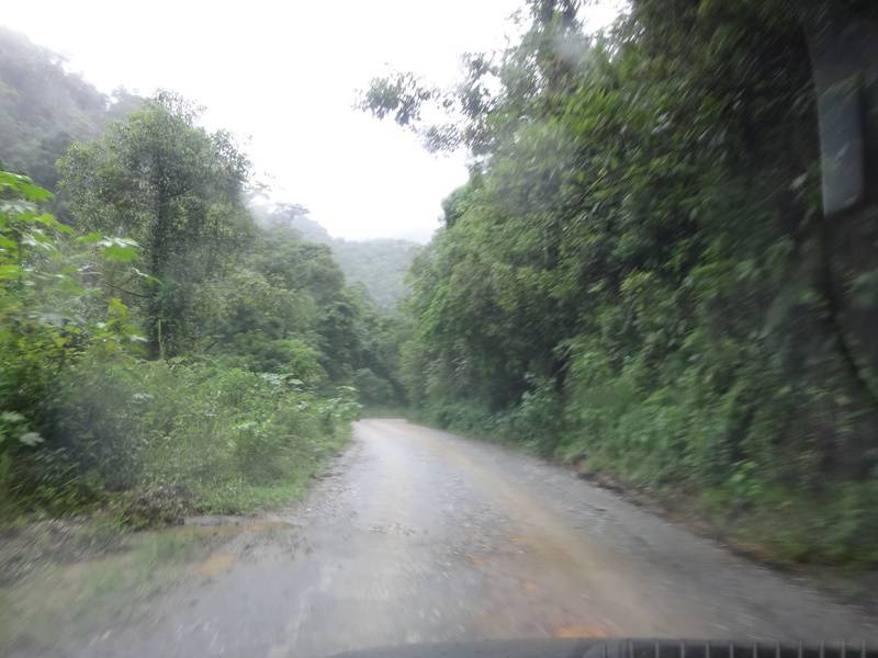 Estrada de terra e cascalho entre Apiaí e Iporanga.