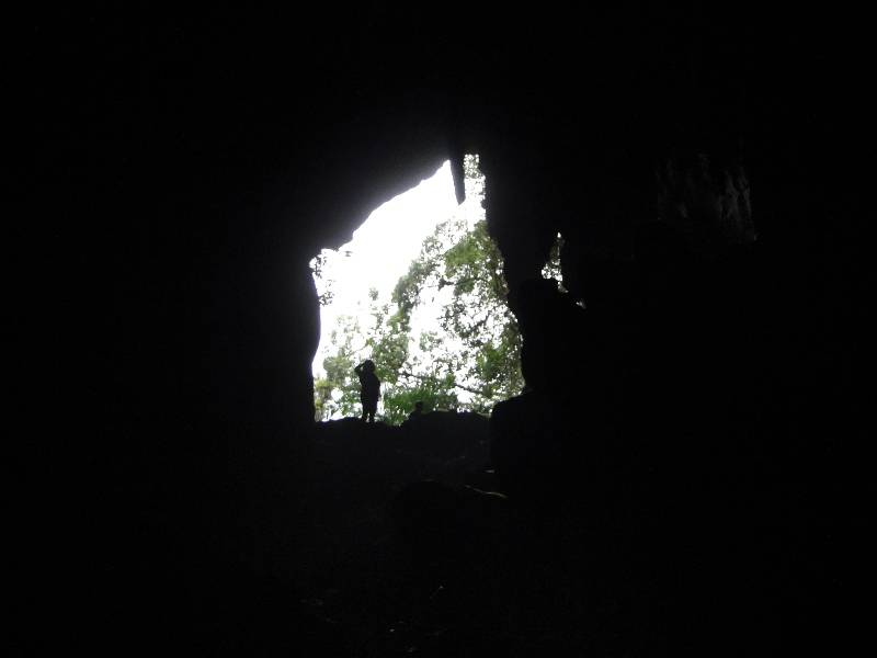 Pessoa na entrada da Caverna do Morro Preto.