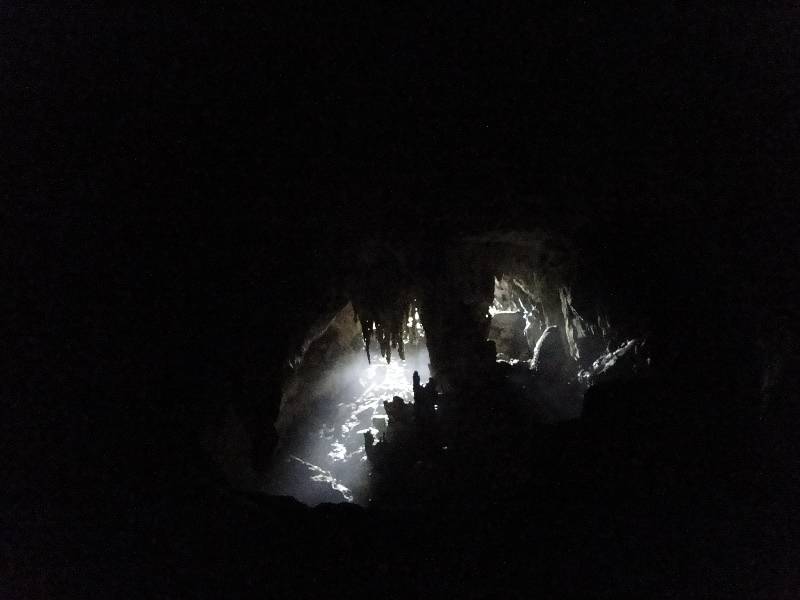 Luz vindo da entrada da Caverna do Morro Preto, no PETAR.