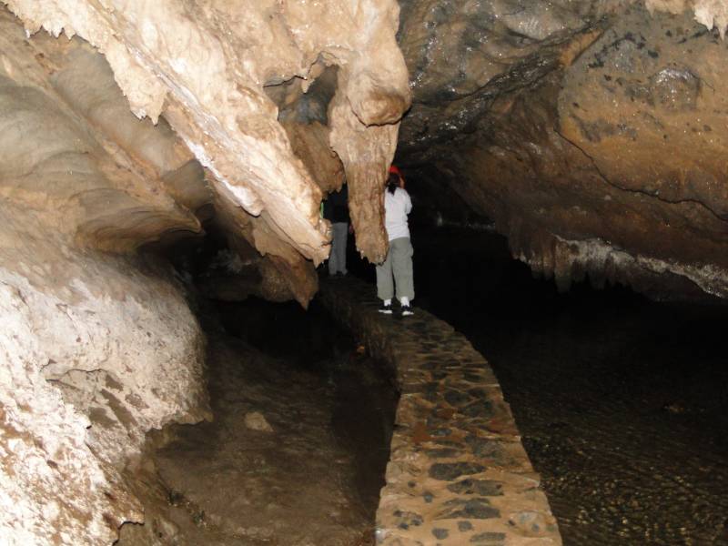 Passarelas na Caverna Santana, no PETAR.