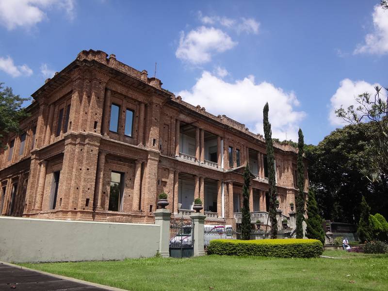 A edificação da Pinacoteca por si só já vale a visita.