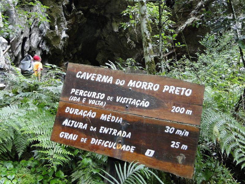 Placa indicativa da Caverna do Morro Preto.