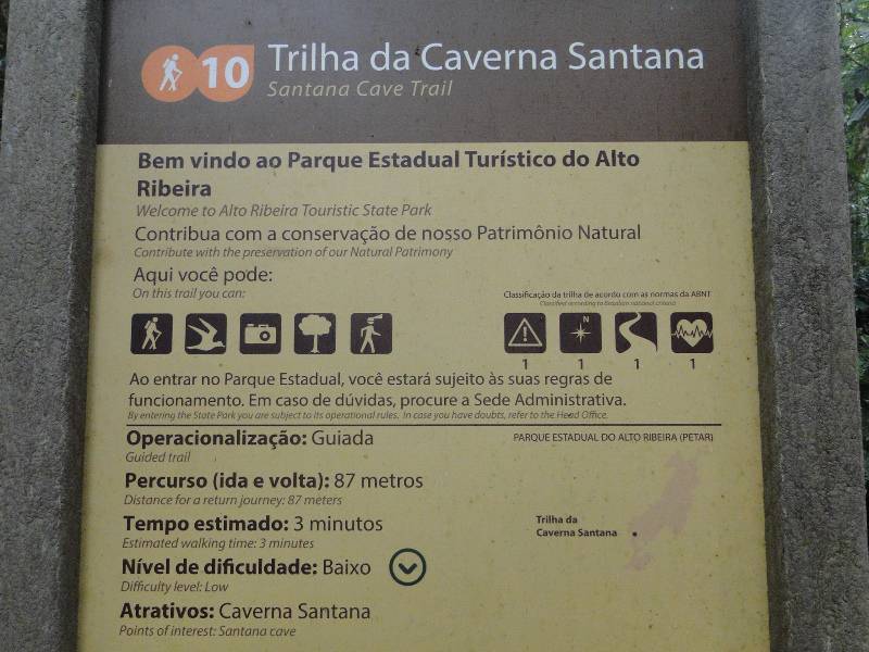Placa indicativa da trilha até a Caverna Santana.