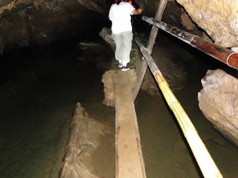 As passarelas e pontes tornam a caverna acessível.