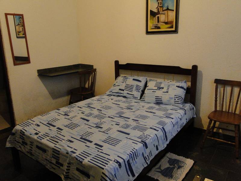 Nosso quarto tinha uma cama de casal e um beliche, frigobar e banheiro privativo.