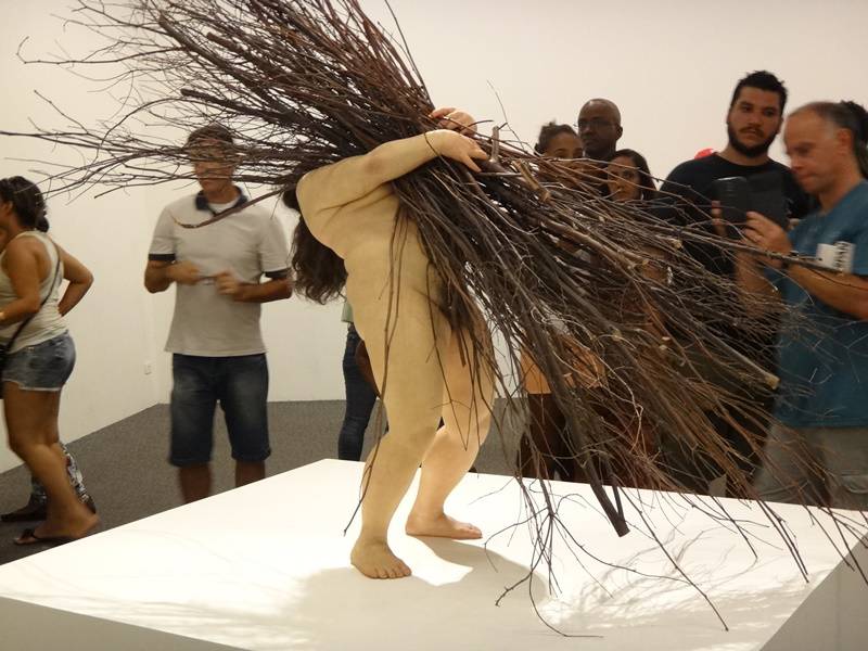 Mulher com galhos, de Ron Mueck.