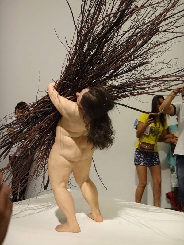 Mulher com galhos, de Ron Mueck.