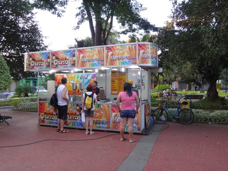 Hora de comer um churro recheado.