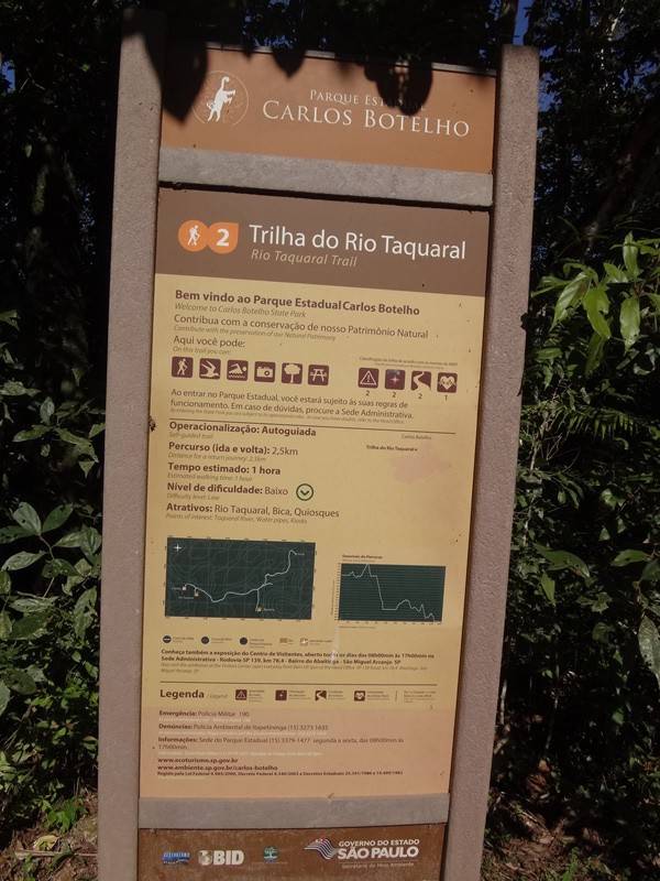 Placa indicativa da Trilha do Rio Taquaral, em São Miguel Arcanjo.