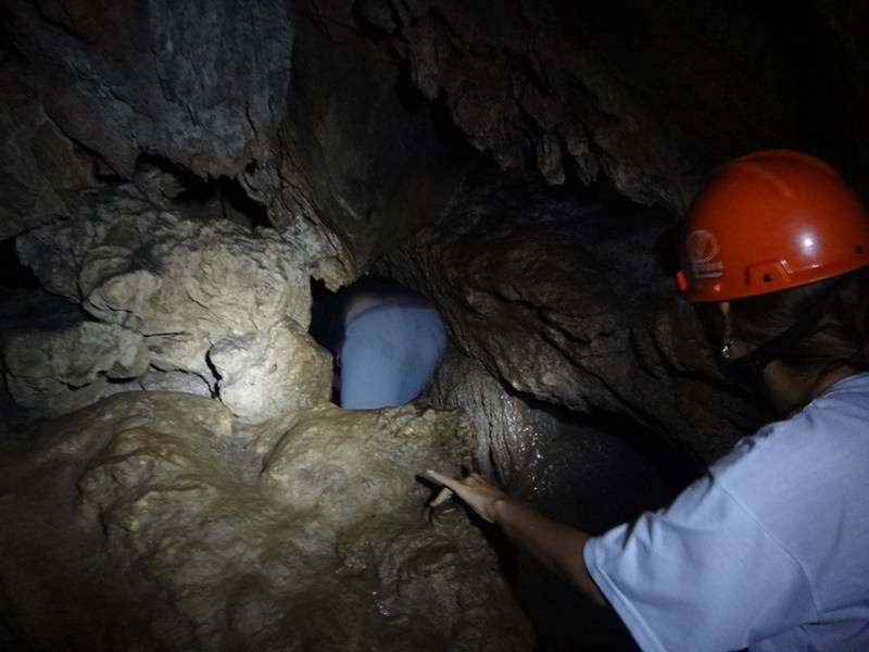 PETAR - É necessário se apertar um pouco para entrar na Caverna Ouro Grosso.