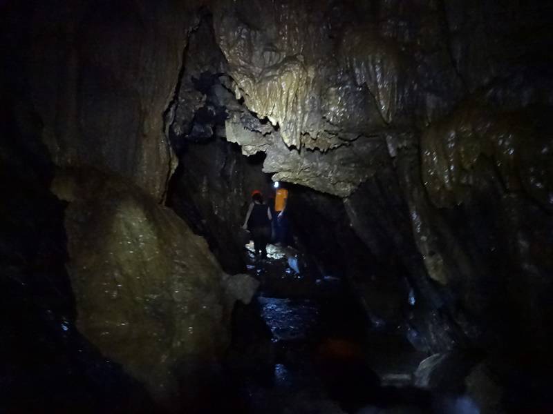 Caminhando pelo rio dentro da Caverna Ouro Grosso.