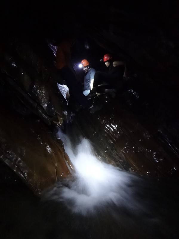 Cachoeira dentro da Caverna Ouro Grosso, no PETAR.