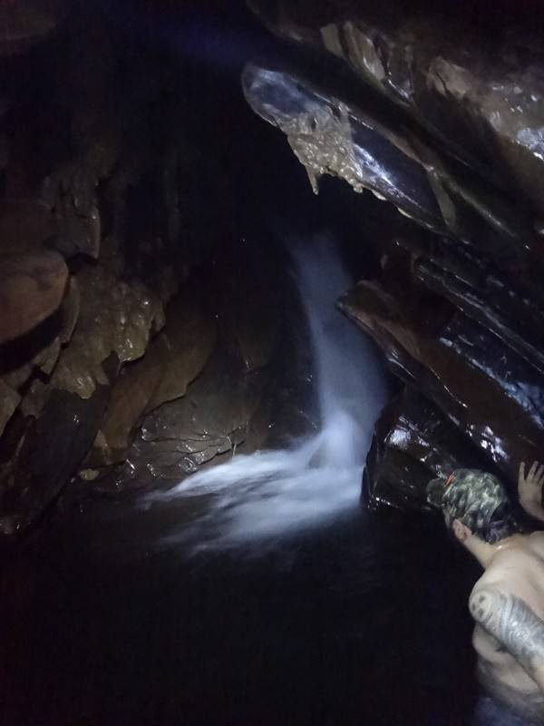 Cachoeira dentro da Caverna Ouro Grosso, no PETAR.