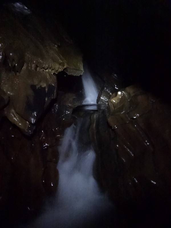 Cachoeira dentro da Caverna Ouro Grosso, no PETAR.