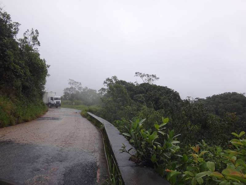 Estrada entre Iporanga e Apiaí.