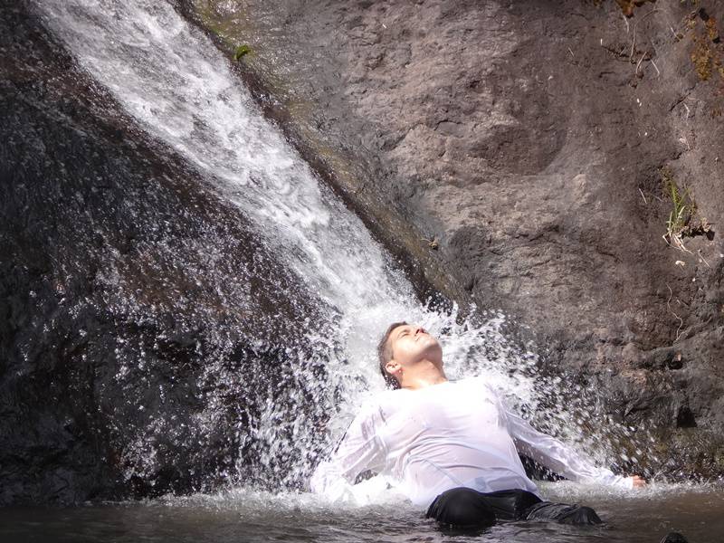 Banho de cachoeira em Águas da Prata.