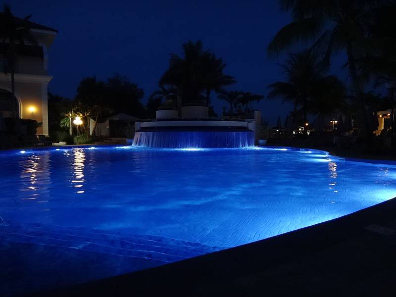 O visual da área das piscinas durante a noite é bem bonito.