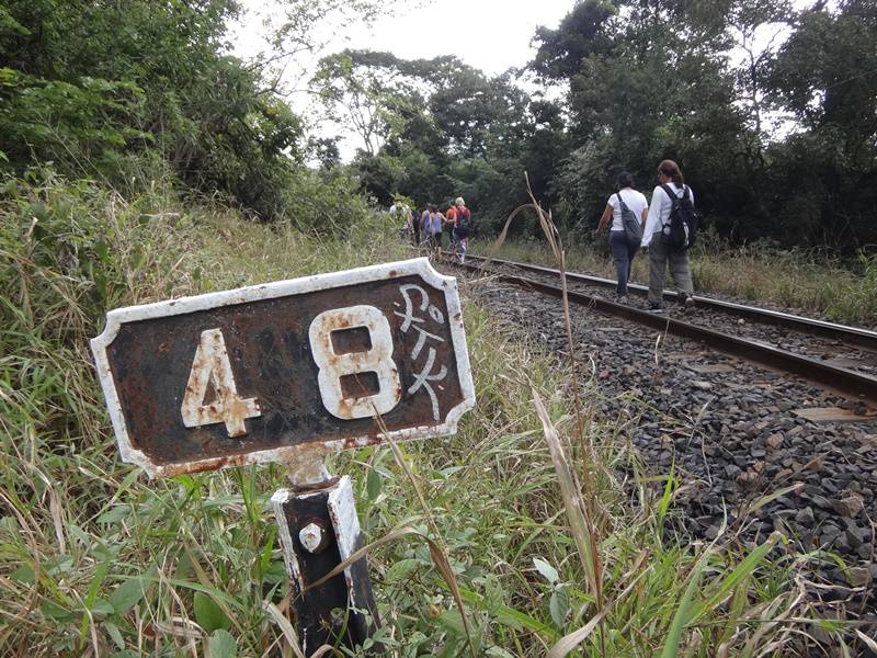 Retorno caminhando sobre os trilhos.