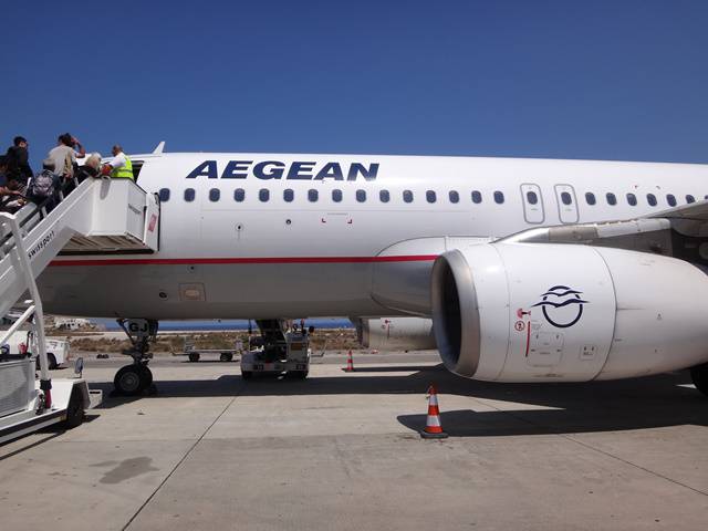Avião da empresa grega Aegean. Voo entre Santorini e Atenas.