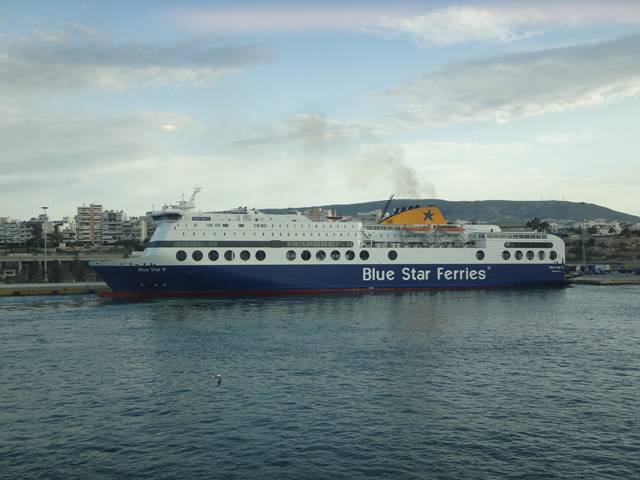 Blue Star Ferries - oito horas até Santorini.