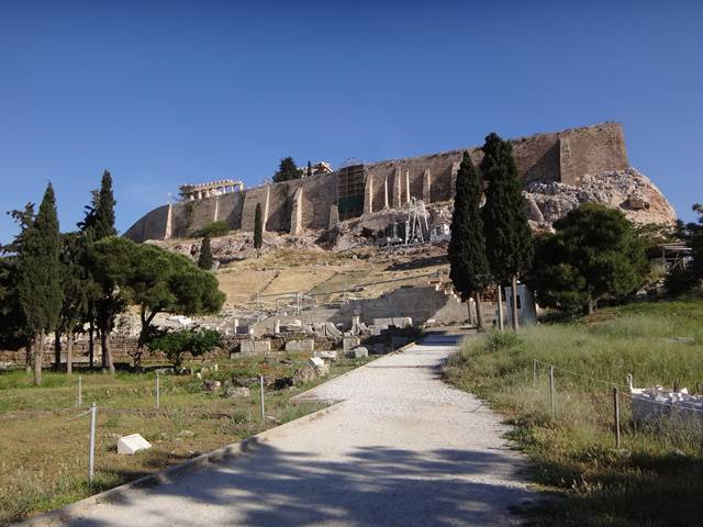 Ao fundo, a colina que abriga os monumentos históricos mais importantes de Atenas.