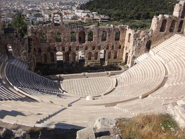 O Odeon de Herodes ainda é usado para eventos artísticos ao ar livre.