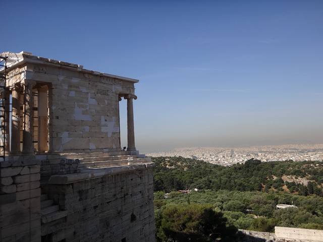 Templo de Atena Nice, à direita do Propileu, na Acrópole de Atenas.