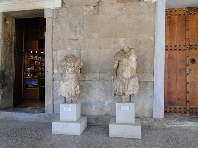 Peças do acervo do museu da Stoa de Átalo.