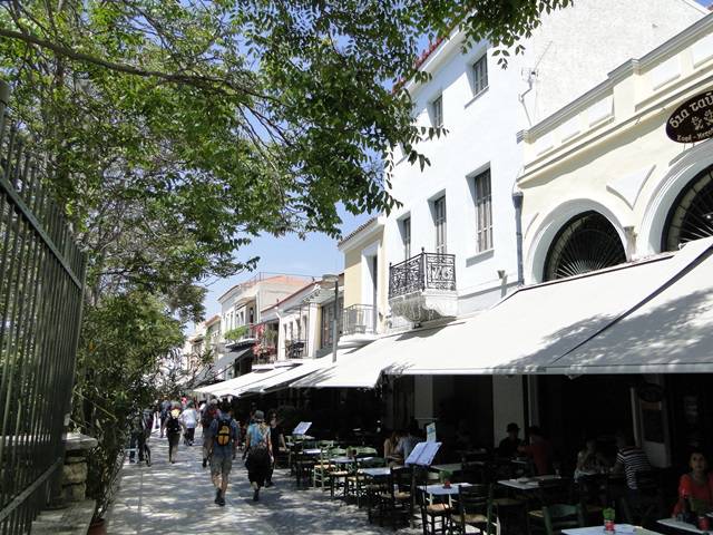 Restaurantes na Rua Adrianou, em Atenas.