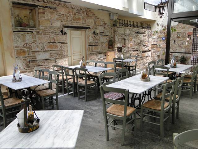 Restaurante Diavlos, rua Adrianou, nº 1.