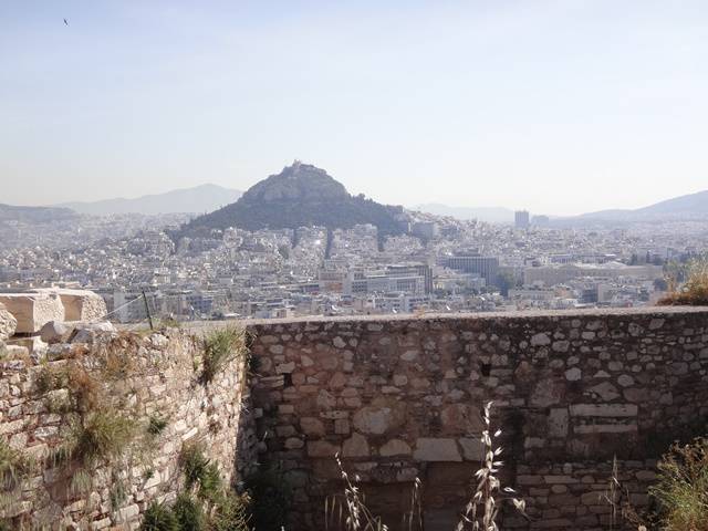Ao fundo, o Monte Lukovitos, em Atenas.