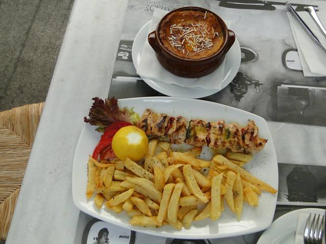 Mousaka e espeto de frango com batatas.