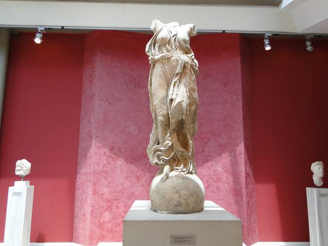 Estátua de Atena Nice, na Biblioteca de Adriano, em Atenas.