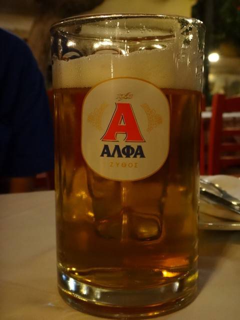 Provando a cerveja Alfa.