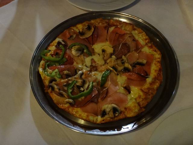 Pizza Special. Pimentão, presunto, bacon, mushroom, calabresa e queijo.
