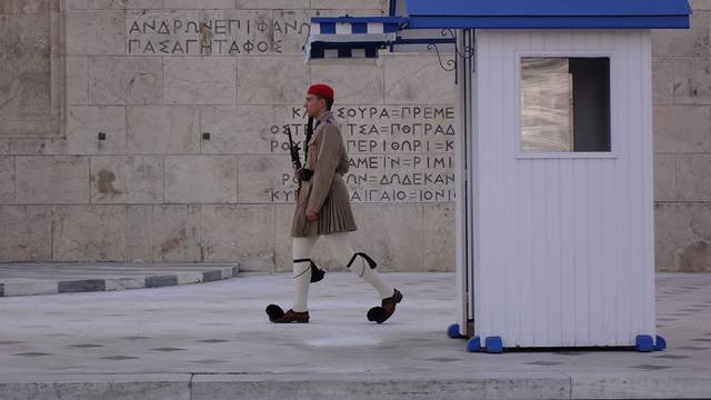 Cerimônia oficial em frente ao Túmulo do Soldado Desconhecido, em Atenas.