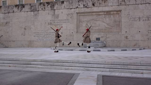 Cerimônia oficial em frente ao Túmulo do Soldado Desconhecido, em Atenas.
