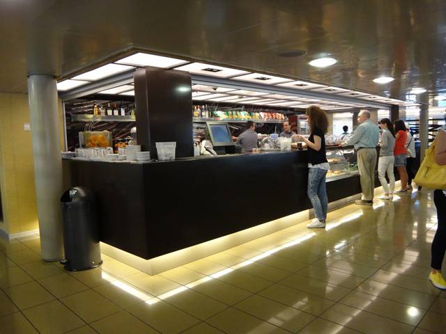 Bar/cafeteria dentro do Blue Star Ferries.